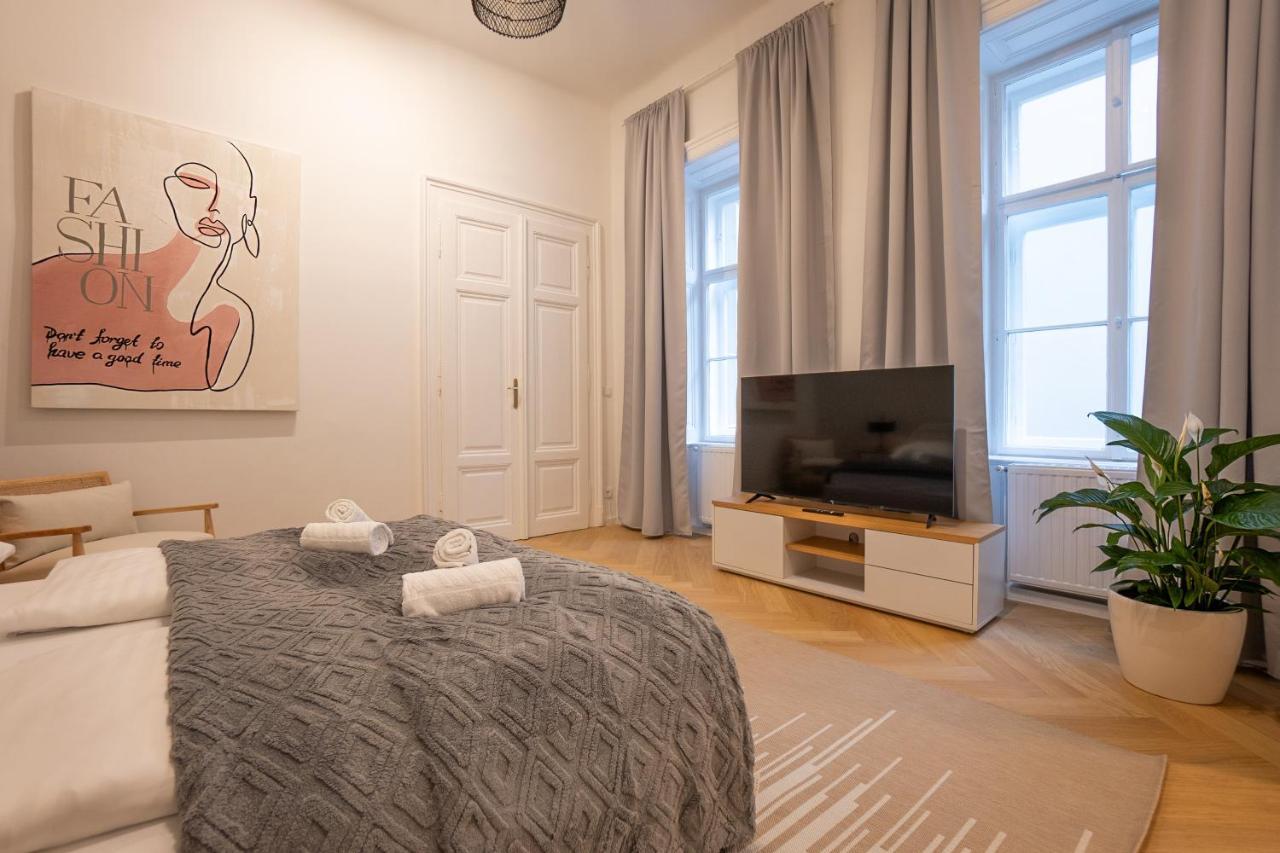 Spacious 110М2 Flat In The City Center Виена Екстериор снимка