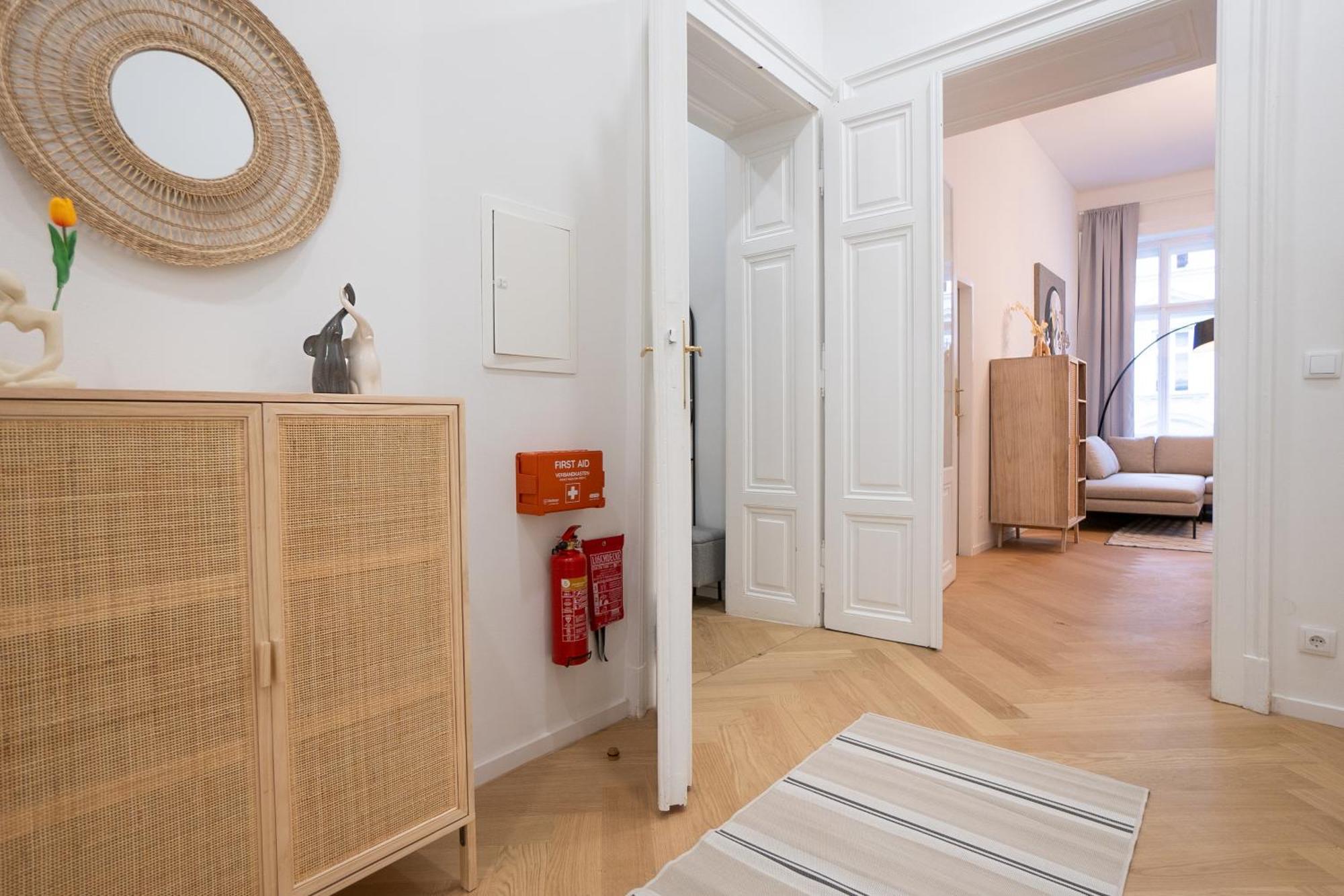 Spacious 110М2 Flat In The City Center Виена Екстериор снимка